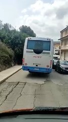 Parcheggio selvaggio, ambulanza in "codice rosso" costretta a fare lo slalom. Il video