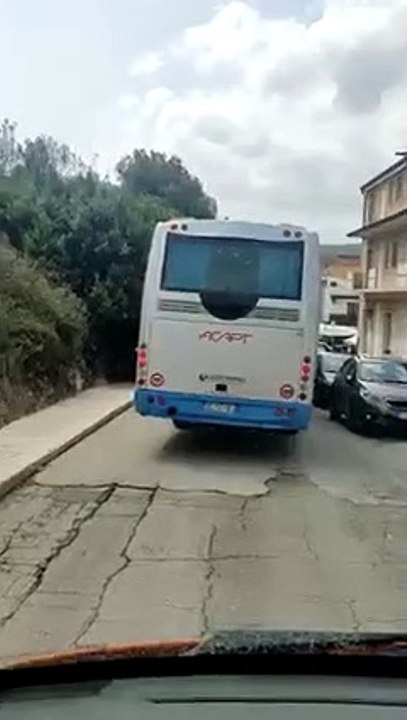 Parcheggio selvaggio, ambulanza in "codice rosso" costretta a fare lo slalom. Il video