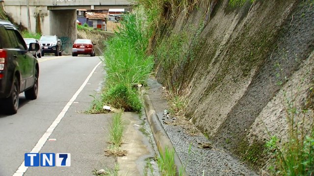 tn7-caminar-por-calle-morenos-es-casi-imposible-por-mal-estado-de-aceras-190822