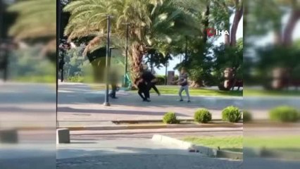 İki gencin kavgasında cadde ringe döndü