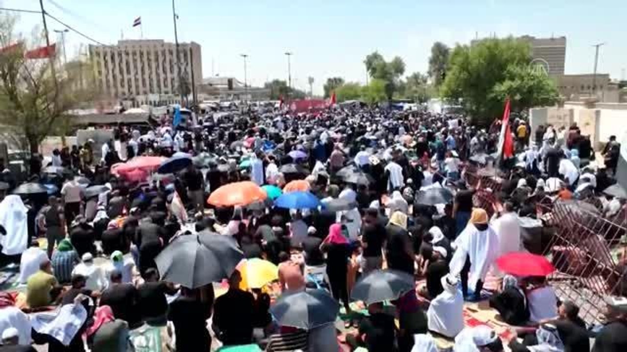 Irak'ta Sadr yanlıları cuma namazını bu hafta da Yeşil Bölge'de kıldı