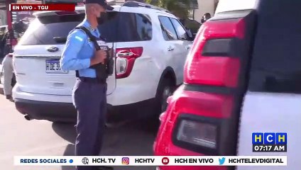 ¡Irresponsables! Dos estudiantes de Medicina ebrios "fondean" mal estacionados en el bulevar Suyapa