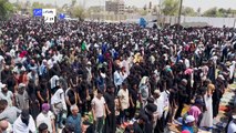 الآلاف من مناصري الصدر يقيمون صلاة الجمعة في بغداد وسط تواصل النزاع السياسي