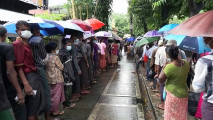 ارتفاع أسعار الوقود وندرة الأرز يزيدان من متاعب البورميين