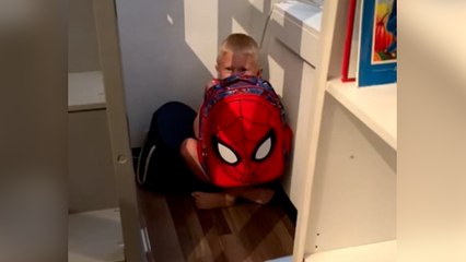 Une mère apprend à son fils de 5 ans à se protéger en cas de fusillade dans son école
