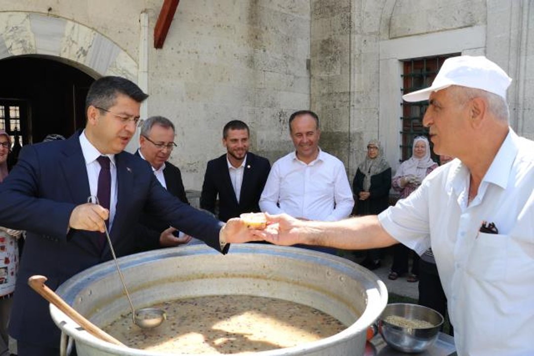 "Aşçı Yahya Baba"nın mutfağında pişirilen aşure vatandaşlara ikram edildi