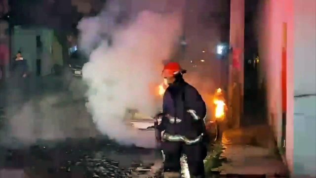 Casi en cenizas terminó un vehículo que fue incendiado en la colonia Artesanos de Tlaquepaque