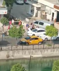 Sokak ortasında tekmeli yumruklu kavga kamerada