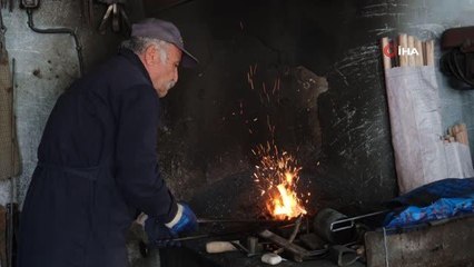 Kavurucu sıcaklıklarda demir döven usta teknolojiye direniyor