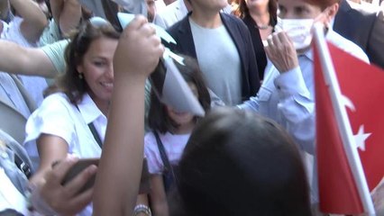 Akşener'in İstanbul Güngören'de Ziyaret Ettiği Esnaf: "Krediye Girdik Maalesef. Şu 2 Sene İçinde 200-300 Bin Liralık Bir Borca Girdik"