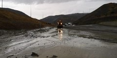 Erzincan haber: Erzincan-Sivas kara yolu heyelan nedeniyle ulaşıma kapandı