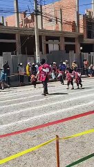 La Paz Niños desfilaron el 17 de agosto encapuchados, con ponchos rojos y con armas de juguete