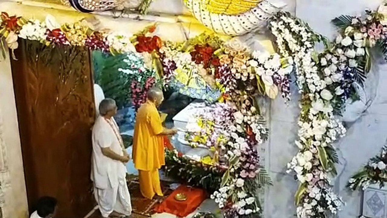 मथुरा से लाइव रिपोट...ब्रज में जन्मे कृष्ण-कन्हाई, हर गूंजी बधाई