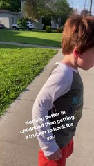 Kids get passing trucker to honk his horn