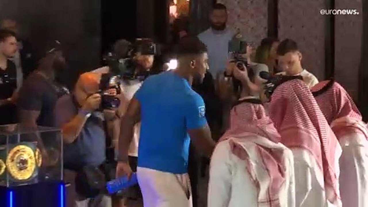 نزال البحر الأحمر: أوسيك يسعى لحسم بطولة العالم في الملاكمة ضد جوشوا في جدة