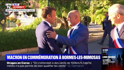 Скачать видео: Emmanuel Macron arrive à la mairie de Bormes-les-Mimosas où il doit prononcer un discours