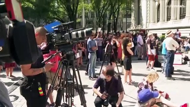 Nueva York | Cientos de artistas y escritores homenajean a Salman Rushdie en la Biblioteca Pública