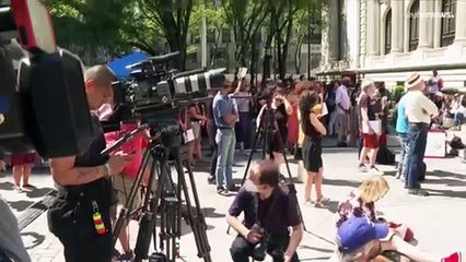 Nueva York | Cientos de artistas y escritores homenajean a Salman Rushdie en la Biblioteca Pública