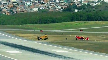 Avião dos bombeiro sai da pista no Aeroporto da Pampulha