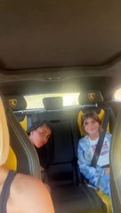 Kim Kardashian grabándose mientras conduce