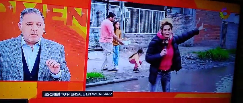 Periodista cayó a un pozo de agua cuando informaba sobre calles inundadas