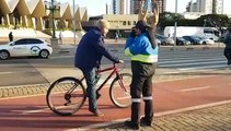 Ação da Transitar conscientiza ciclistas sobre o uso de equipamentos de segurança