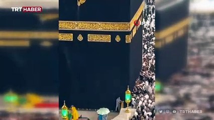 Müslümanlar yağmur altında tavaf etti