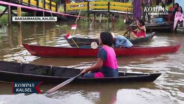 Uniknya Lomba Makan Kerupuk di Atas Perahu Jukung Digelar Satgas TMMD Kodim 1007/ Banjarmasin