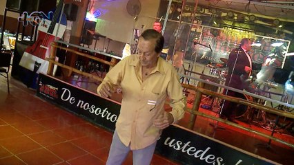 mqn-Abuelito bailarín es la sensación de un popular salón en Desamparados -190822