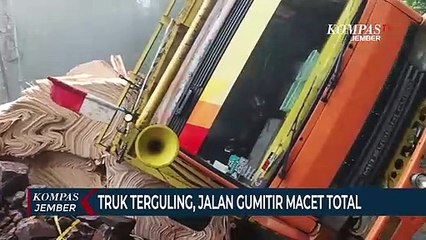 Truk Tronton Terguling di Gunung Gumitir, Jalan Utama Macet Total