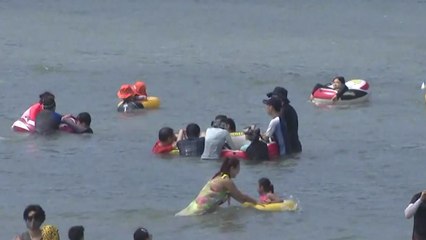 막바지 휴가철, 해수욕장 '북적'..."물놀이로 아쉬움 달래요" / YTN