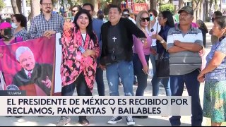 Con canciones, bailables, pero sobre todo reclamos, cientos de personas recibieron al presidente López Obrador esta madrugada en Tijuana.