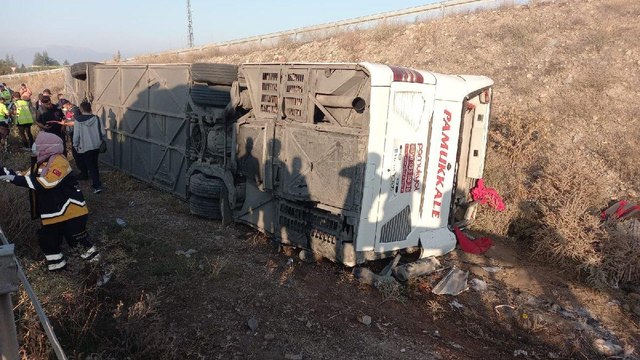 Yolcu otobüsü şarampole devrildi: 1 ölü, 30 yaralı