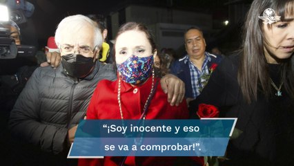 Delgada, con cubrebocas y una rosa en mano, Rosario Robles salió de la cárcel