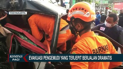 Descargar video: Evakuasi Dramatis Pengemudi yang Terjepit Pohon