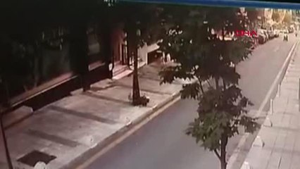 Son dakika haber | KAĞITHANE'DE ENGELLİYİ EZEN SÜRÜCÜ KAMERADA