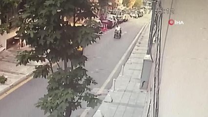 Otomobil, engelli aracıyla sokakta giden adamı ezdi... O anlar kamerada