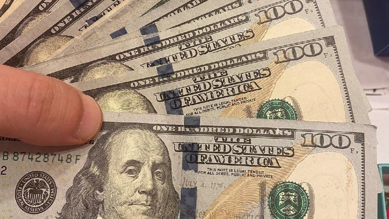 Turist gibi davrandı, sahte dolarla 40 bin liralık iki cep telefonu aldı