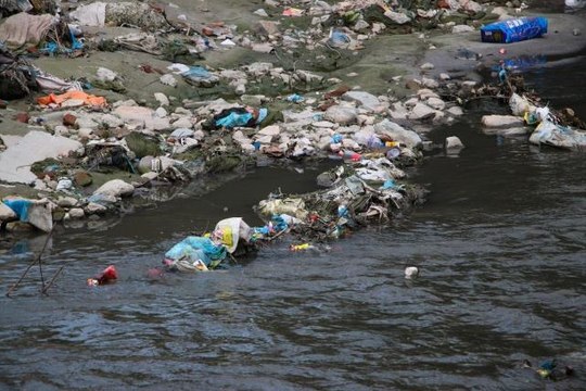 Nepal'in sembollerinden Bagmati Nehri siyaha büründü
