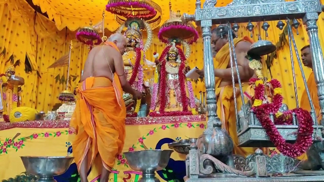 दो साल बाद प्रभु जन्म की खुशी में भक्तों ने यूं...