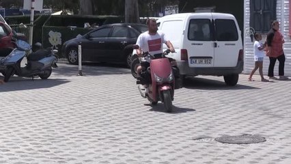 Muğla haber: Bodrum'un "balık adam"ı değerli eşyasını denize düşürenler için dalıyor