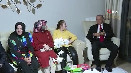 Cumhurbaşkanı Erdoğan, kendisi için yazılan bir şiiri okurken, "Sen miniciksin" ifadelerine, "1.85 boyundayım ben"  diye yanıt verdi