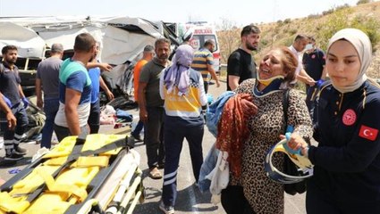 下载视频: Son Dakika! Gaziantep'te otobüs, itfaiye, ambulans ve canlı yayın aracının karıştığı zincirleme kaza: 16 ölü, 21 yaralı