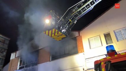 Descargar video: Fallecen dos personas en un incendio en una nave industrial de Torrejón de Ardoz