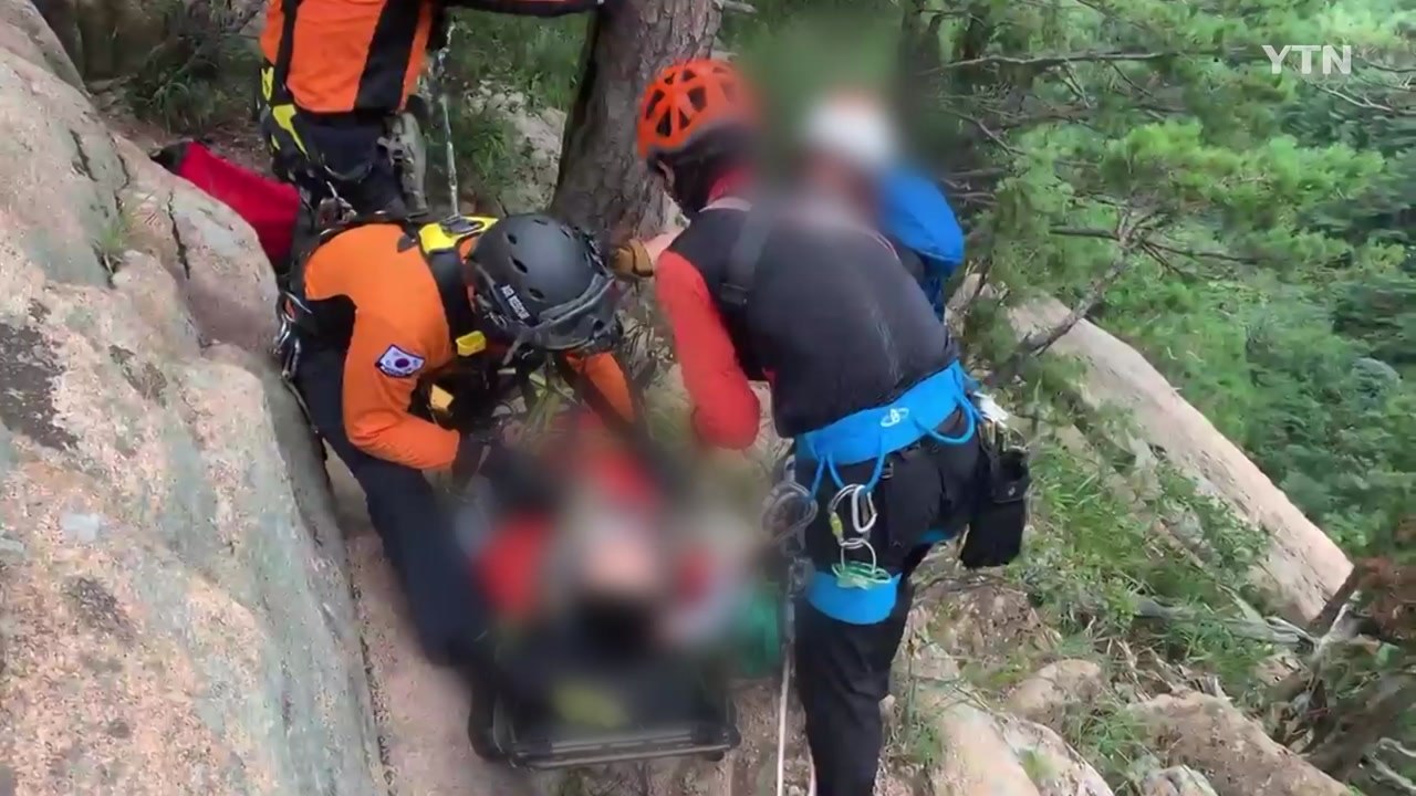 설악산 미륵장군봉 암벽 등반하던 50대 남성 20m 아래로 추락 / YTN