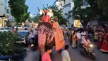 हाथी पर आए लड्डू गोपाल व रथ में खाटूश्याम....देखे वीडियो