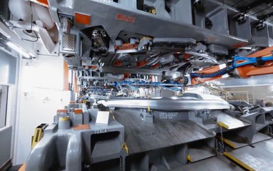 El impresionante vídeo que muestra (más o menos) cómo se fabrican los Tesla en Berlín