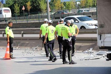 Kamyonetten yola düşen mermerler trafik polisini yaraladı