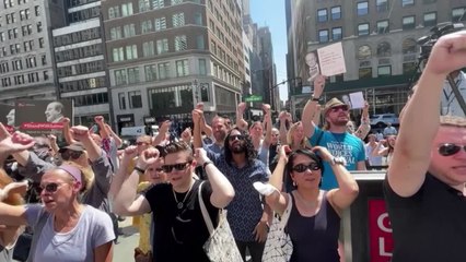 Los escritores de Nueva York rinden homenaje a Salman Rushdie una semana después de sufrir el ataque