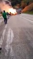Motoristas saqueiam carga de caminhão que pegou fogo em MG